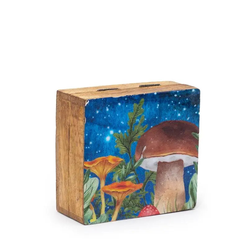 Caja cuadrada de madera con tapa esmaltada con diseño de setas sobre fondo azul estrellado. Dimensiones 10x10x4.2 cm.