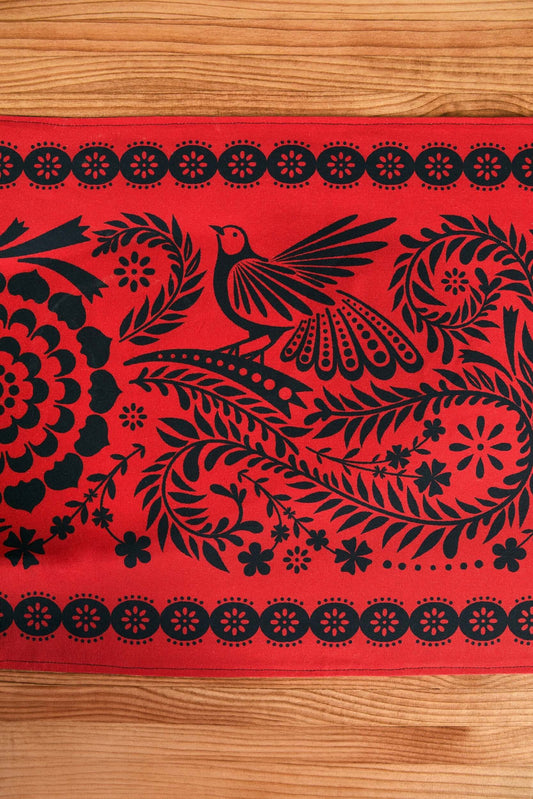 Detalle superior camino de mesa folklore negro diseño artesanal