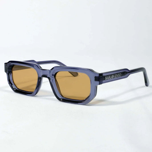 Gafas de sol de montura rectangular en acetato azul traslúcido y lentes en tono marrón sobre fondo blanco.