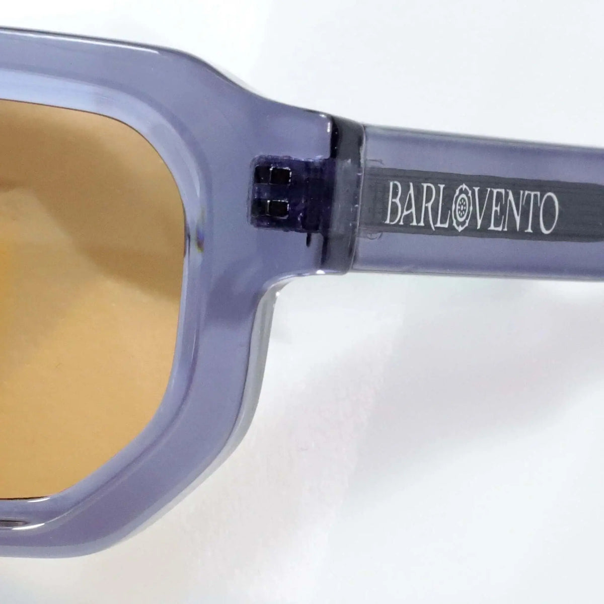 Gafas de sol con montura azul translúcida de diseño rectangular y cristales color marrón.