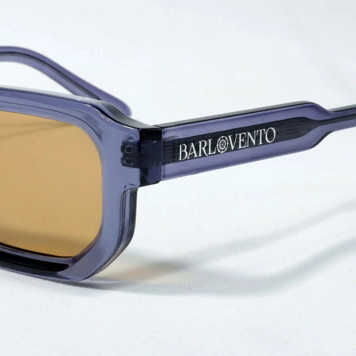 Gafas de sol de montura rectangular azul translúcida y lentes color ámbar. Estilo casual y moderno.