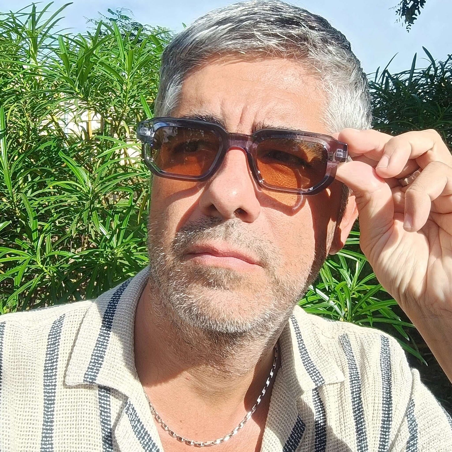 Gafas de sol de montura cuadrada en acetato azul traslúcido y lentes marrones degradadas. Estilo moderno y elegante.