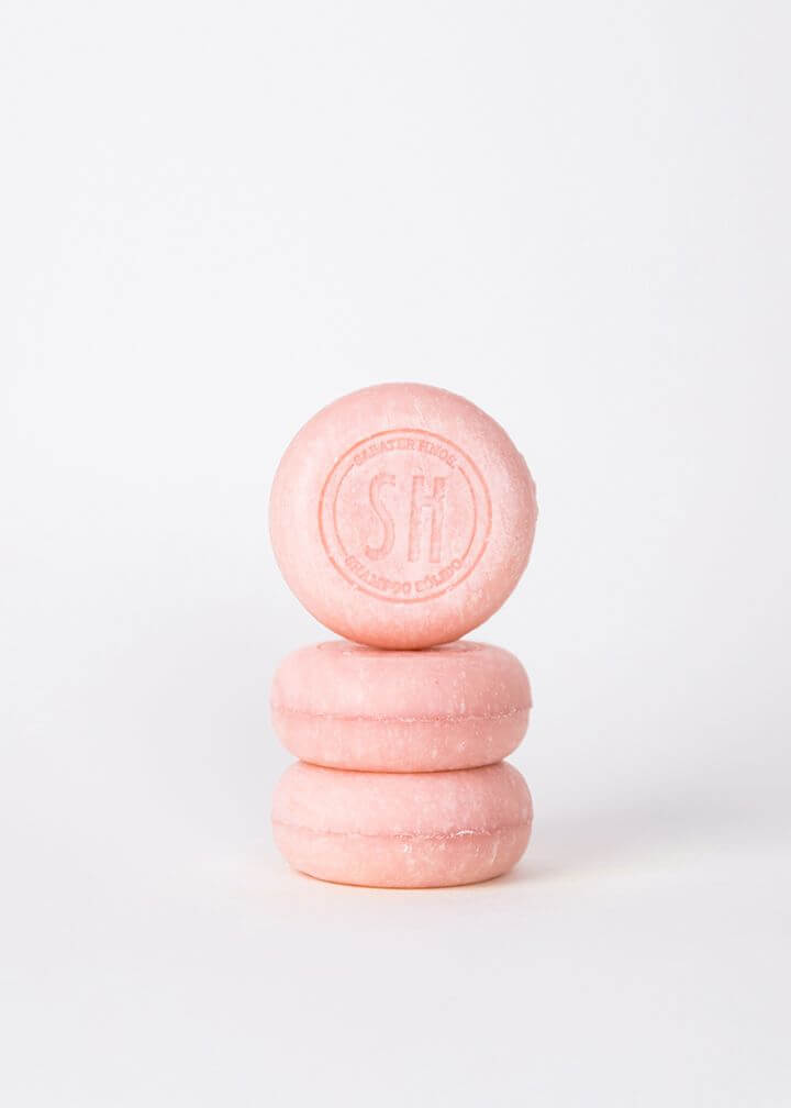 Tres pastillas champú sólido rosa apiladas para cabello graso - champú natural sin sulfatos ecológico zero waste