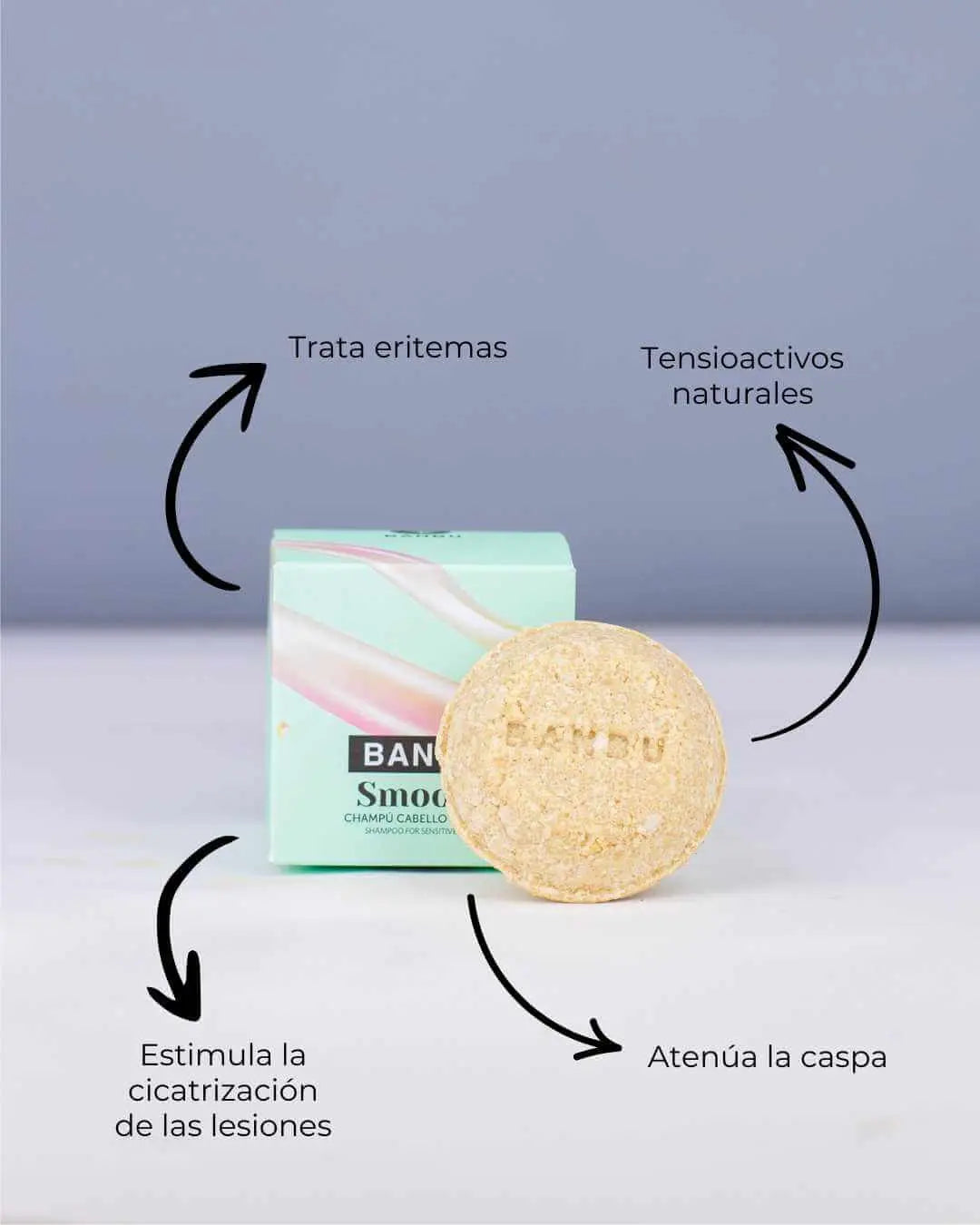 Champú sólido Banbu Smooth beige junto a su caja verde menta. Flechas indican sus beneficios naturales y propiedades.
