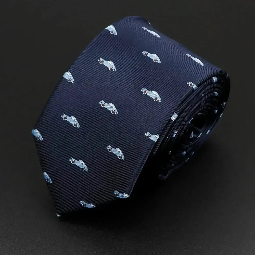 Corbata azul marino de seda con estampado repetido de pequeños coches deportivos en color azul claro.