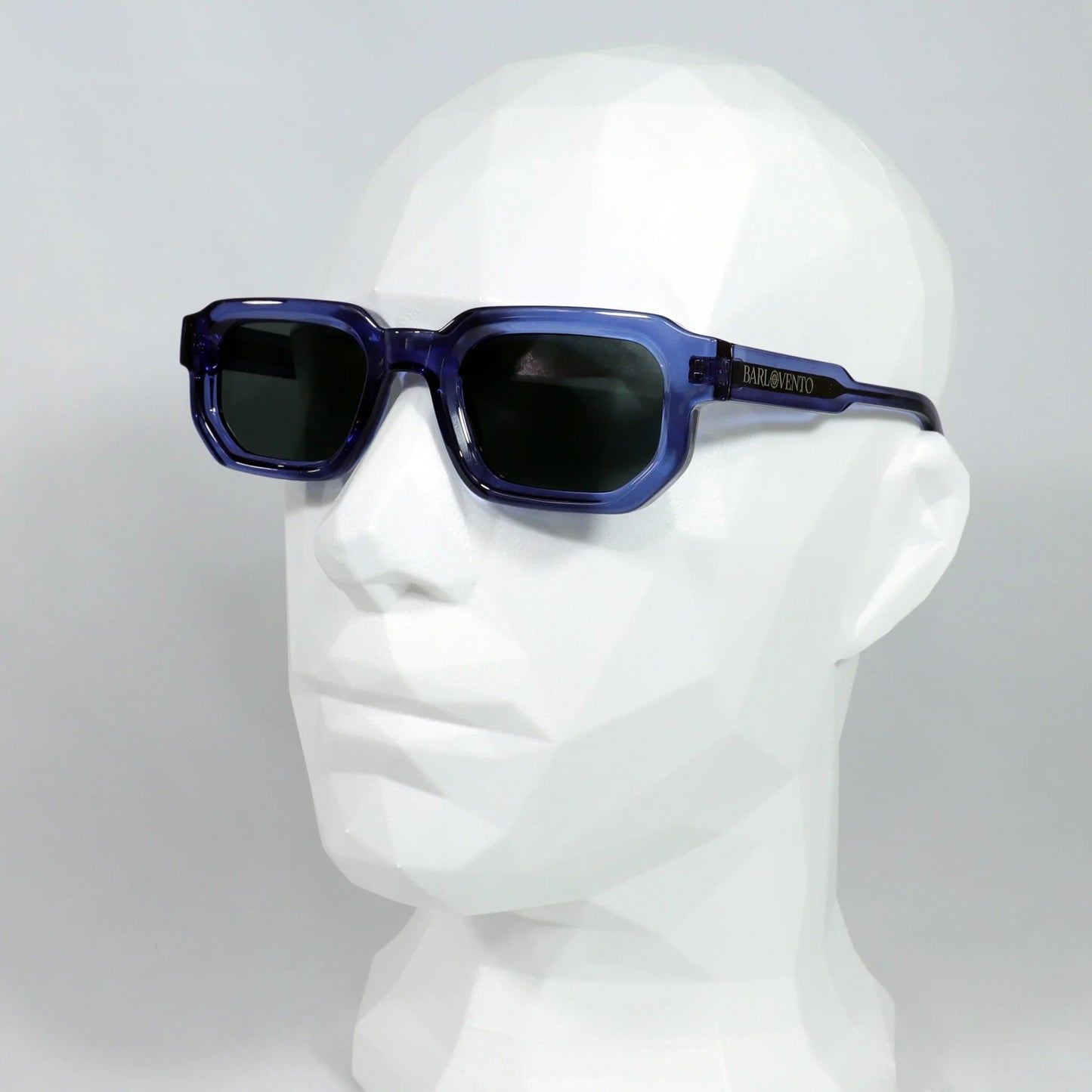 Cofete · gafas de sol de color azul intenso con lentes negras UV400