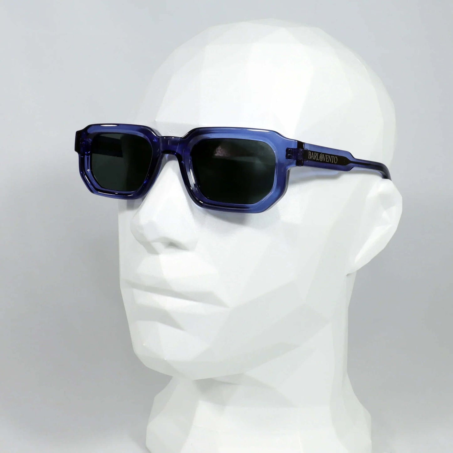 Cofete · gafas de sol de color azul intenso con lentes negras UV400