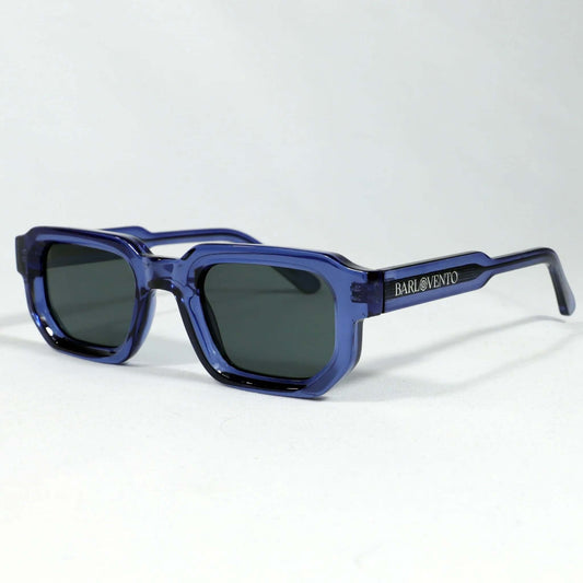 Gafas de sol rectangulares con montura de acetato azul traslúcido y lentes oscuras, diseño moderno y definido.