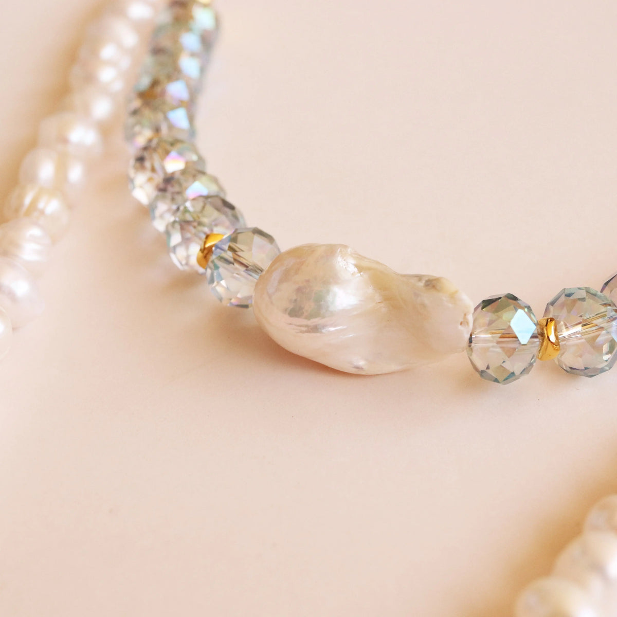 Collar de perlas blancas y cristales facetados color aqua, estilo elegante y moderno.