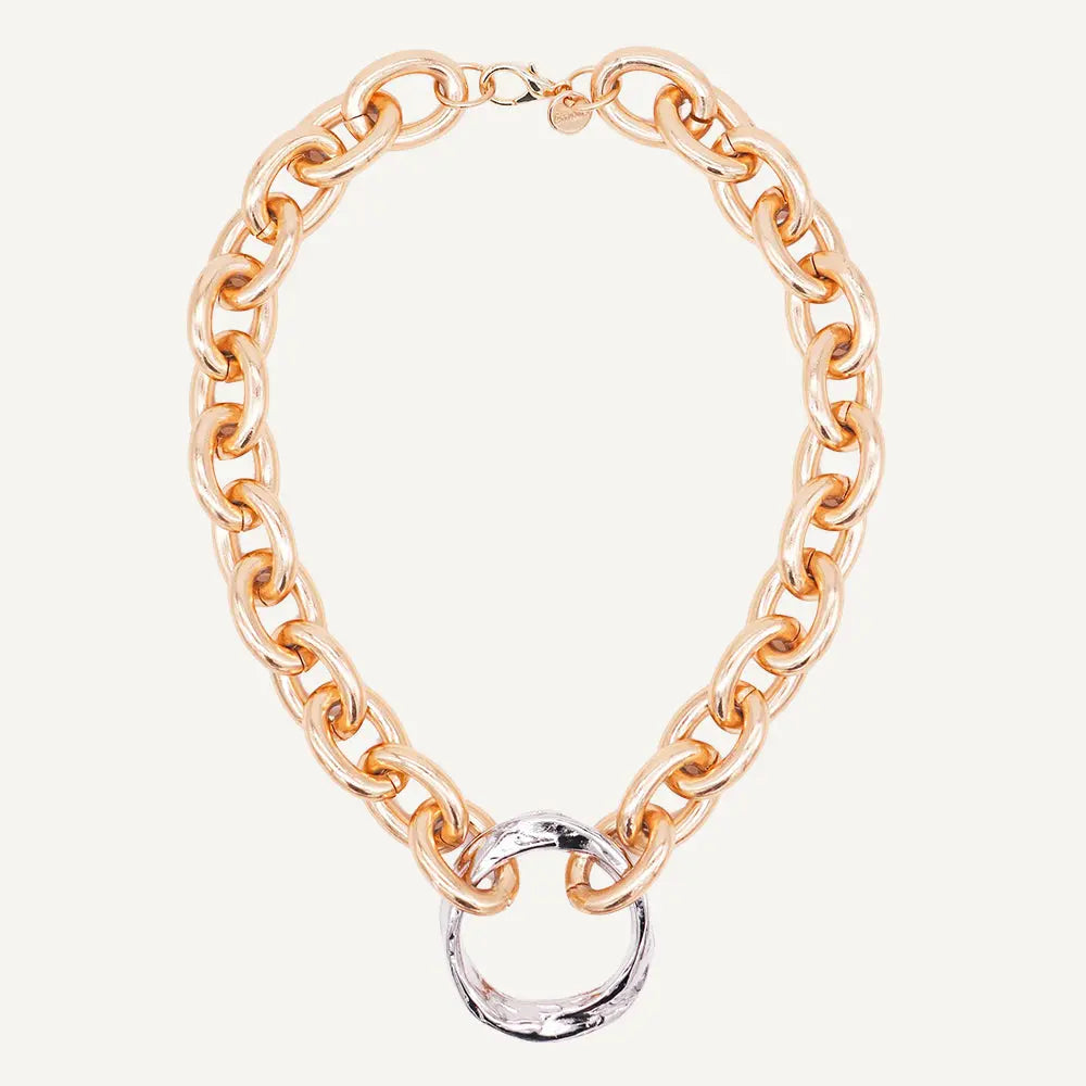 Collar de eslabones dorados con detalle plateado en el centro, estilo moderno y elegante.