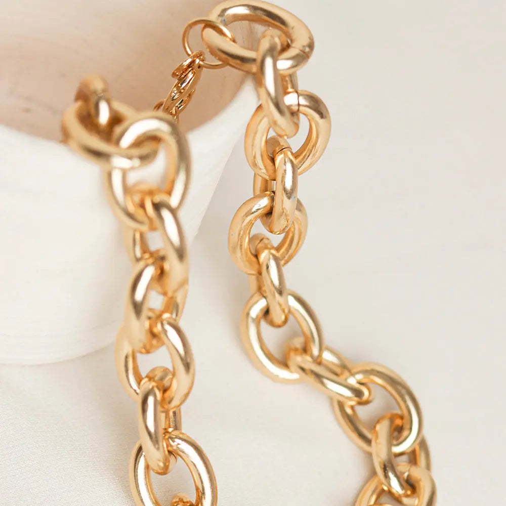 Cadena dorada de eslabones grandes, elegante, ideal para collares o pulseras. Diseño moderno y sofisticado.