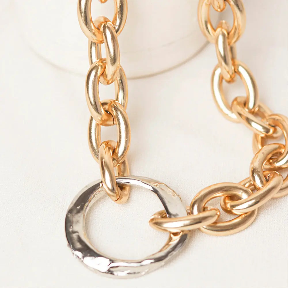 Collar de eslabones dorados con anillo plateado, elegante y moderno para un estilo sofisticado.