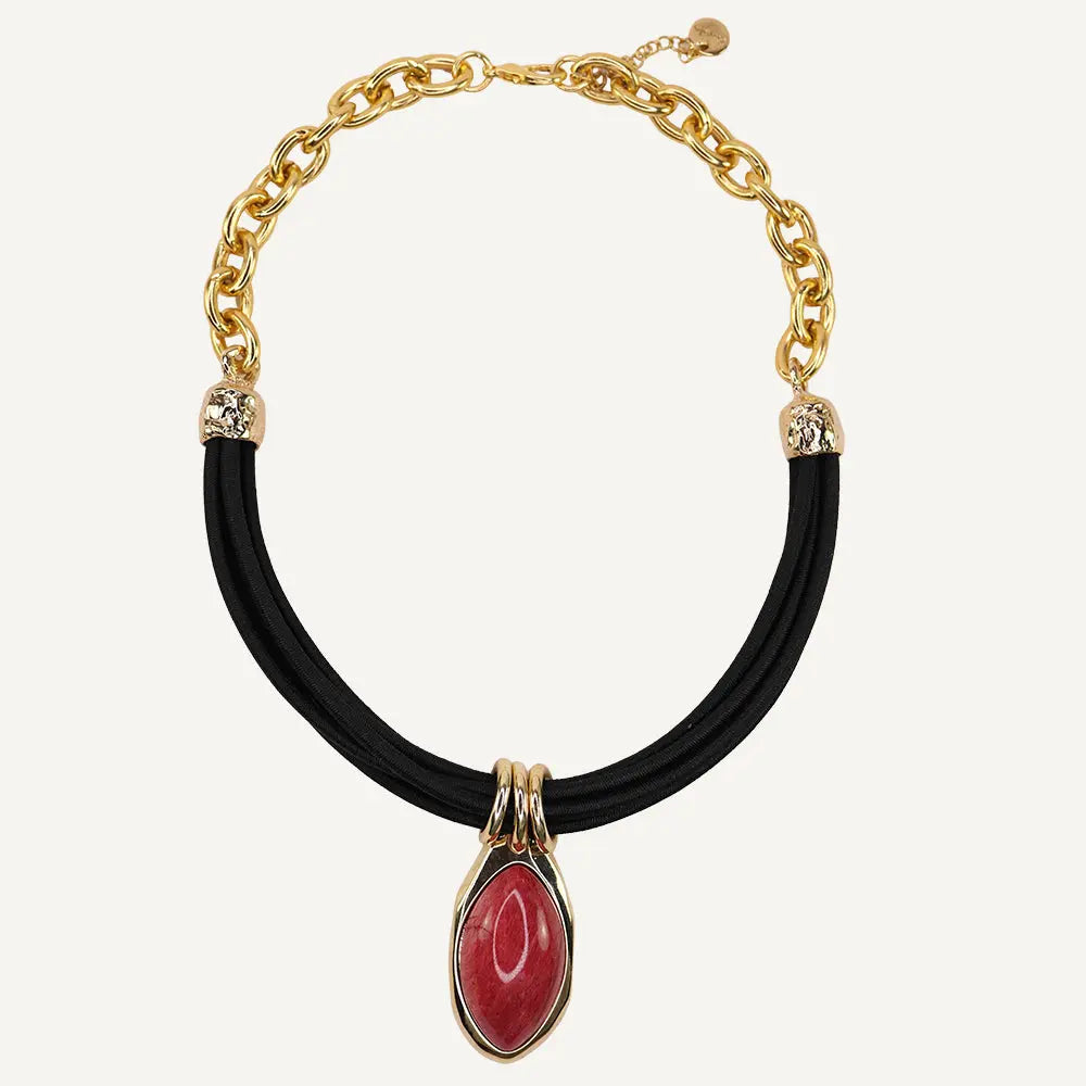 Collar negro con cadena dorada y colgante rojo de resina, elegante y moderno. Ideal para cualquier ocasión.