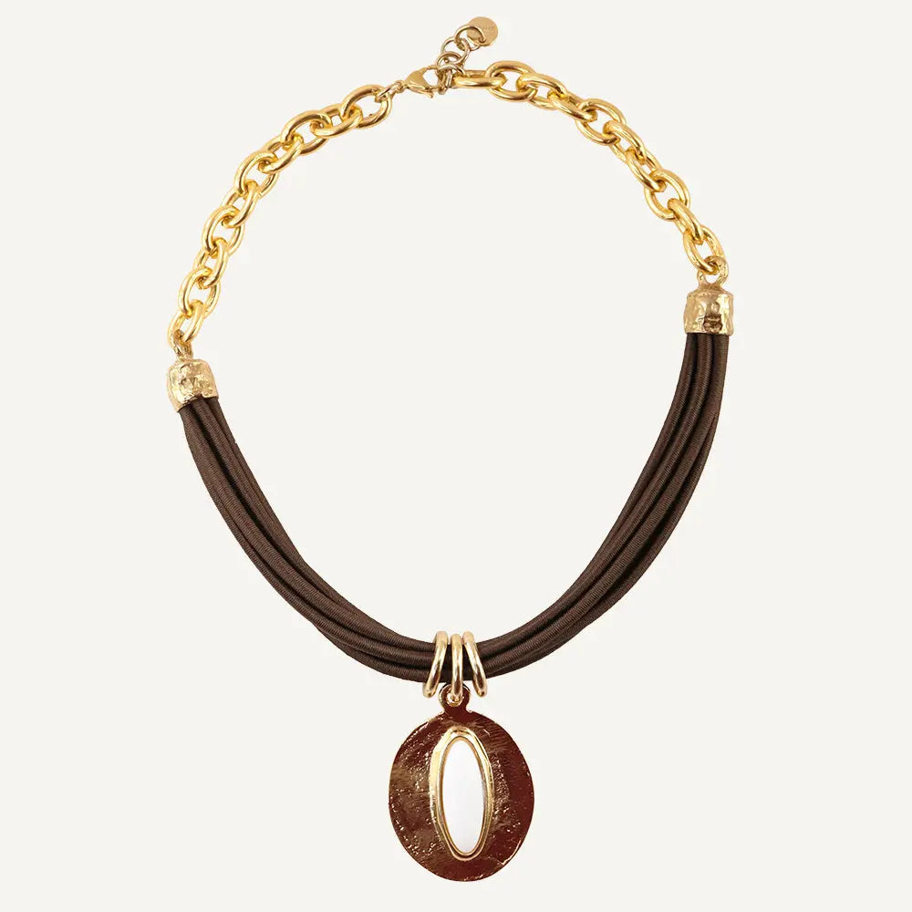 Collar de cadena dorada y cordón marrón con colgante ovalado en color blanco, estilo moderno y elegante.