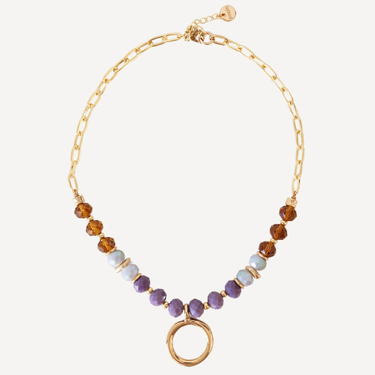 Collar dorado con cuentas moradas, azules y ámbar, estilo moderno y elegante. Perfecto para cualquier ocasión.