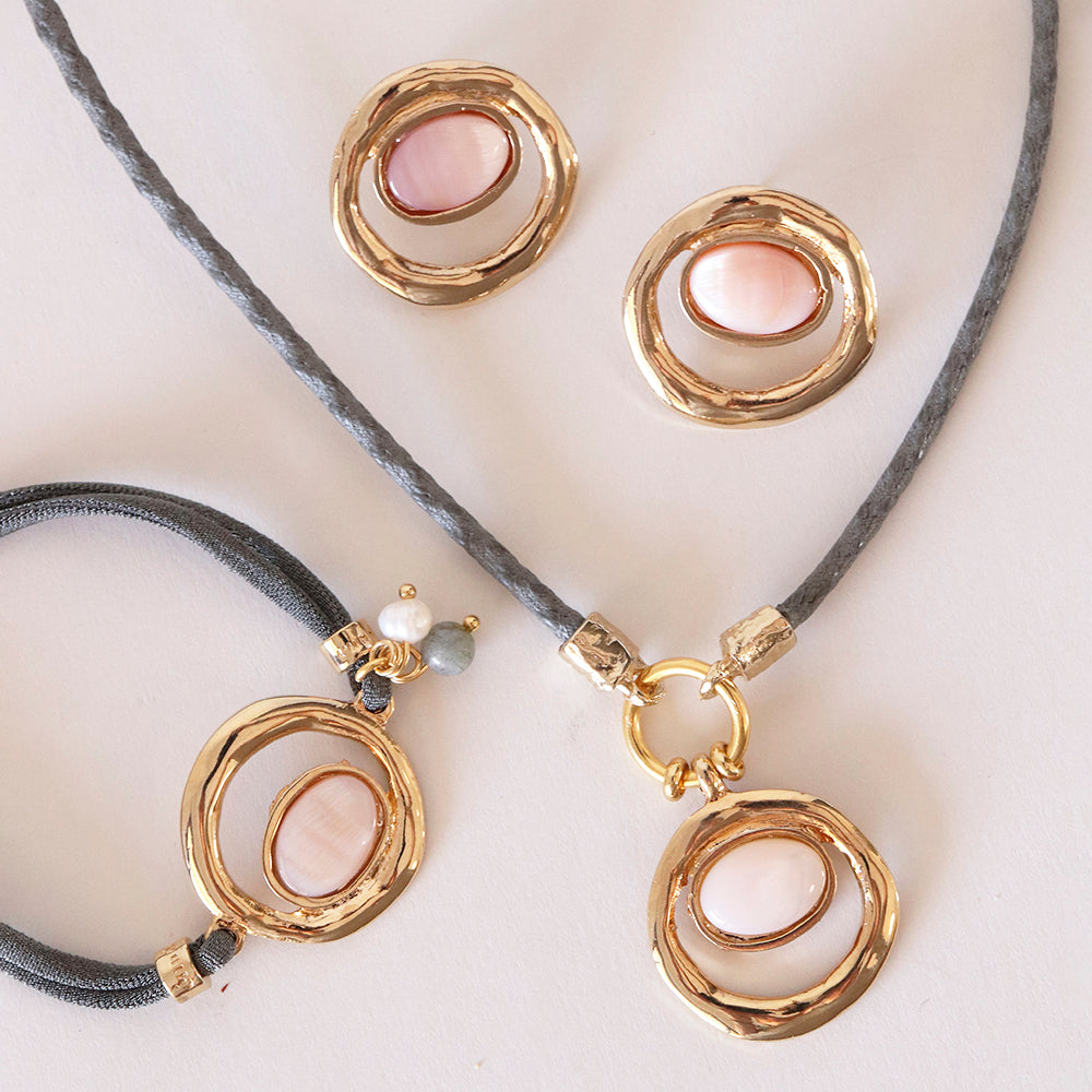 Collar y aretes dorados con piedras rosa, en cuerda gris, estilo moderno y elegante. Perfecto para ocasiones especiales.