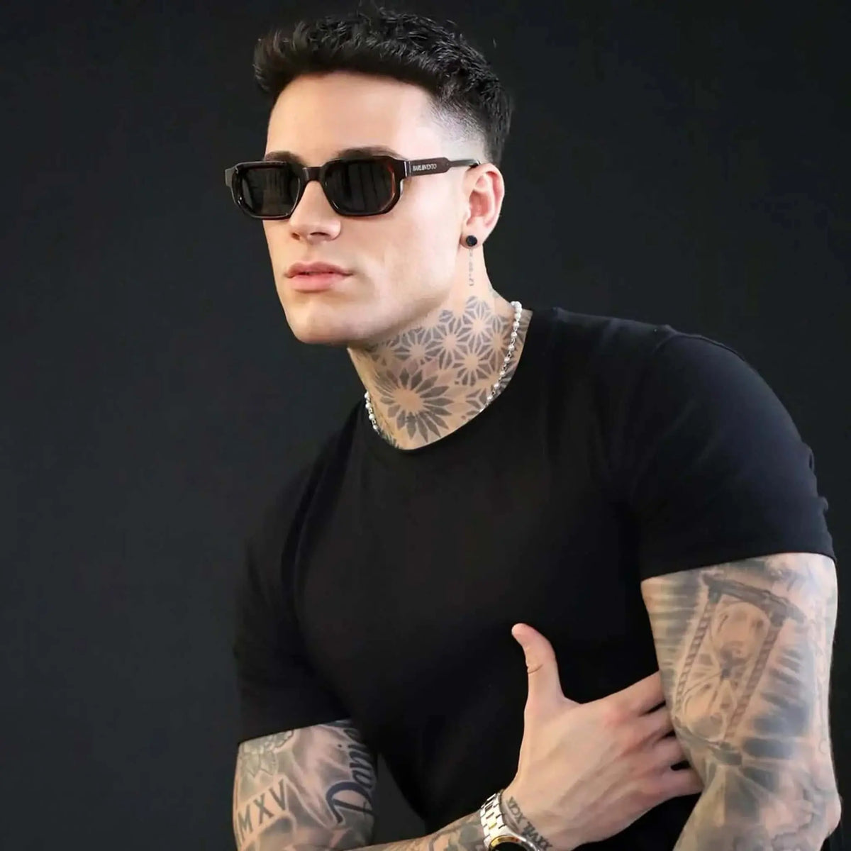 Gafas de sol rectangulares con montura rojo oscuro y lentes oscuras, estilo moderno y elegante.