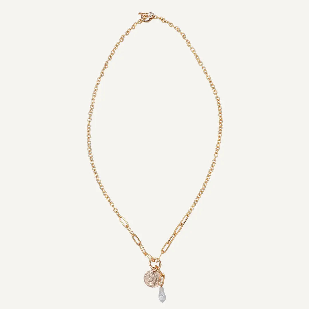 Collar dorado con eslabones, charm redondo y gota de cristal transparente. Estilo elegante y moderno.