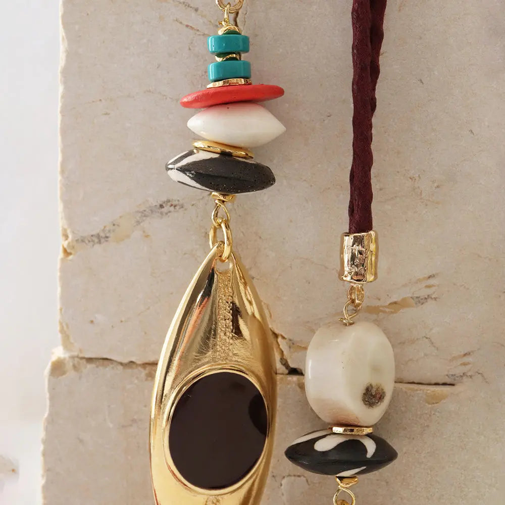 Collar bohemio de cuentas de colores con dorado y cordón burdeos, ideal para un estilo moderno y vibrante.