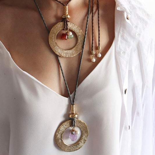 Collar de aro dorado con piedras de cuarzo, estilo bohemio, cuerdas de cuero gris y perlas blancas.