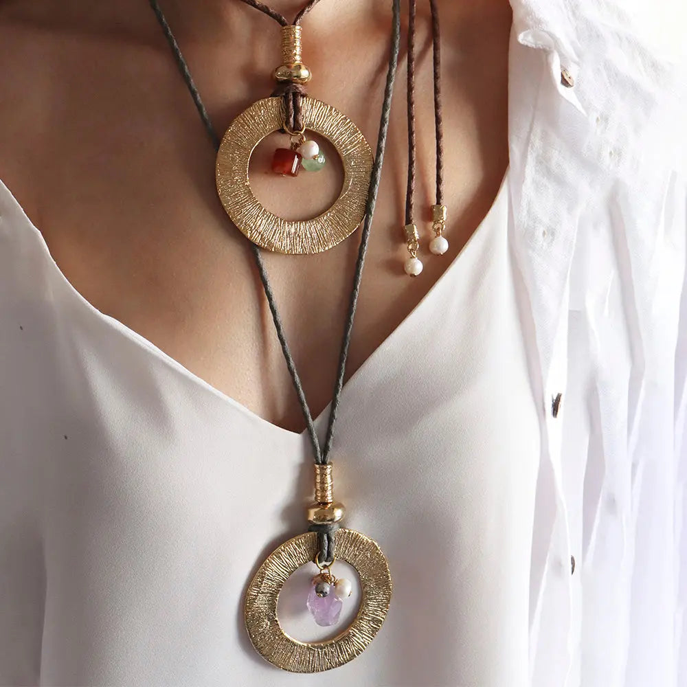 Collar de aro dorado con piedras de cuarzo, estilo bohemio, cuerdas de cuero gris y perlas blancas.