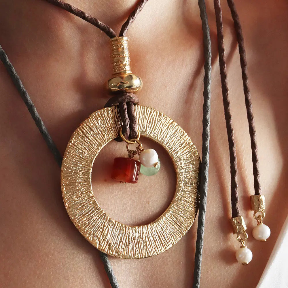 Collar bohemio dorado con colgante circular y cuentas de ágata y jade, cuerdas de algodón, estilo artesanal.