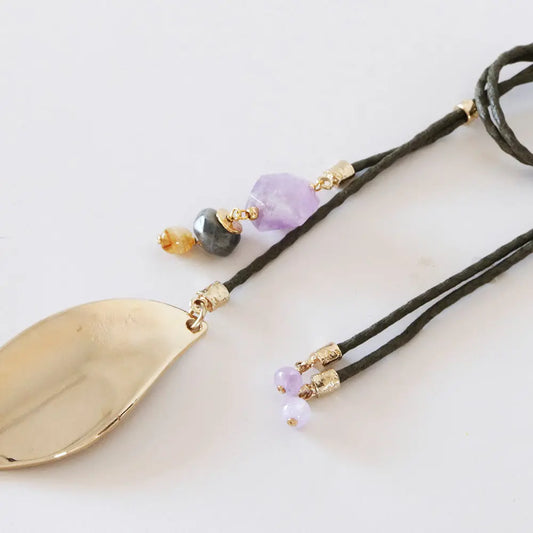 Collar de oro con dije hoja, piedras de amatista y gris, cordón negro, estilo bohemio.