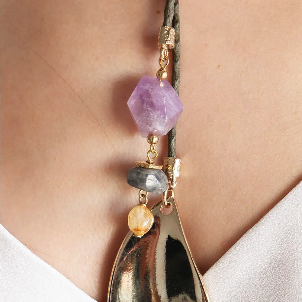 Collar de cuero gris con piedras de amatista, ónix y cuarzo, detalles en dorado, estilo bohemio y elegante.