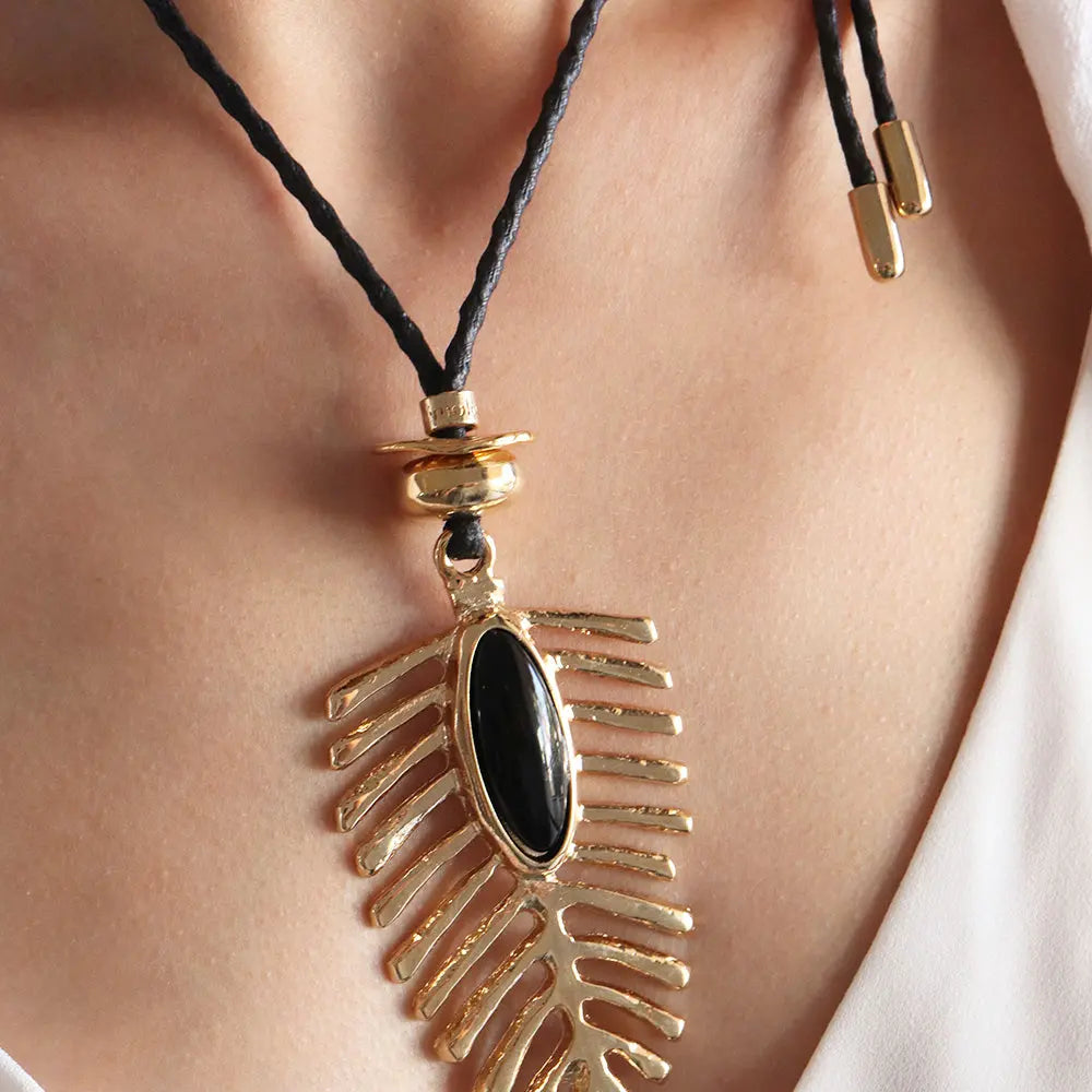 Collar de hoja dorada con piedra negra, cordón negro trenzado, estilo bohemio y moderno.