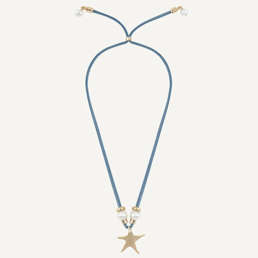 Collar azul de cuerda con estrella dorada y cuentas de perlas. Estilo elegante y moderno.