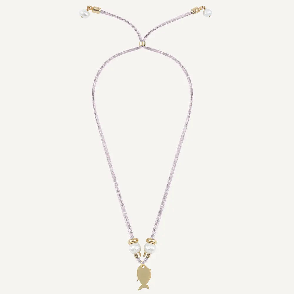 Collar ajustable de cintas moradas con perlas y colgante dorado en forma de pez.