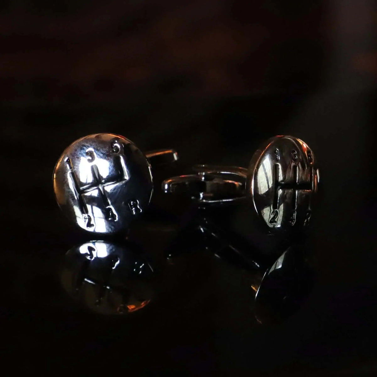 Gemelos para camisa de metal plateado brillante con diseño de palanca de cambios de coche grabado. Estilo automovilístico.