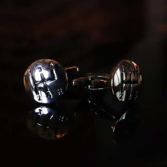 Gemelos para camisa de metal plateado brillante con diseño de palanca de cambios de coche grabado. Estilo automovilístico.