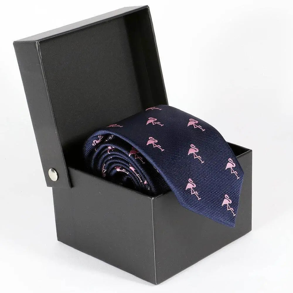 Corbata azul marino delgada con estampado de flamencos rosas en caja negra de regalo. Estilo elegante y moderno.