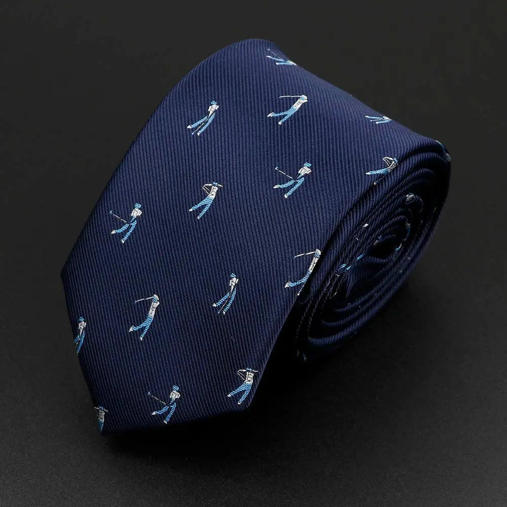 Corbata azul marino de seda con estampado de pequeños golfistas blancos y celestes, textura sarga, estilo elegante.