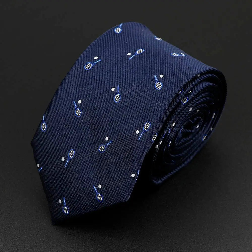 Corbata azul marino de seda con estampado de raquetas y pelotas de tenis, acabado elegante y textura en sarga diagonal.