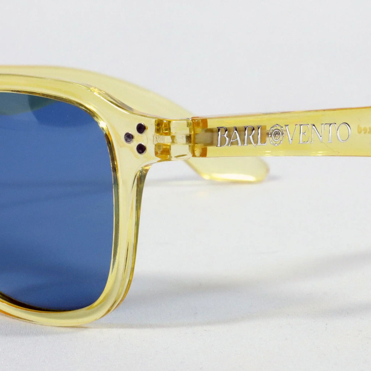 Cortadura · gafas de sol color crema cristal con lentes azules