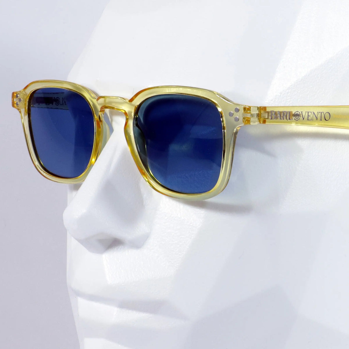 Cortadura · gafas de sol color crema cristal con lentes azules
