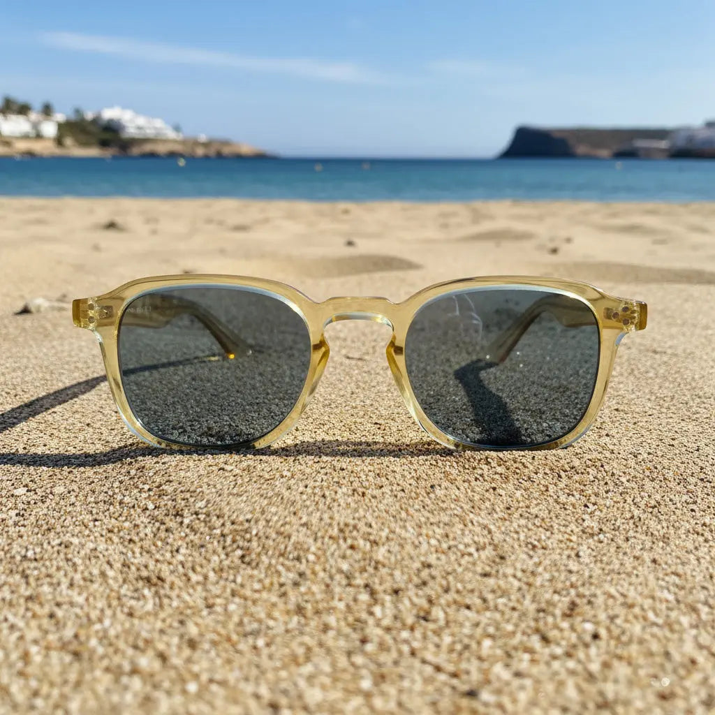 Cortadura · gafas de sol color crema cristal con lentes azules