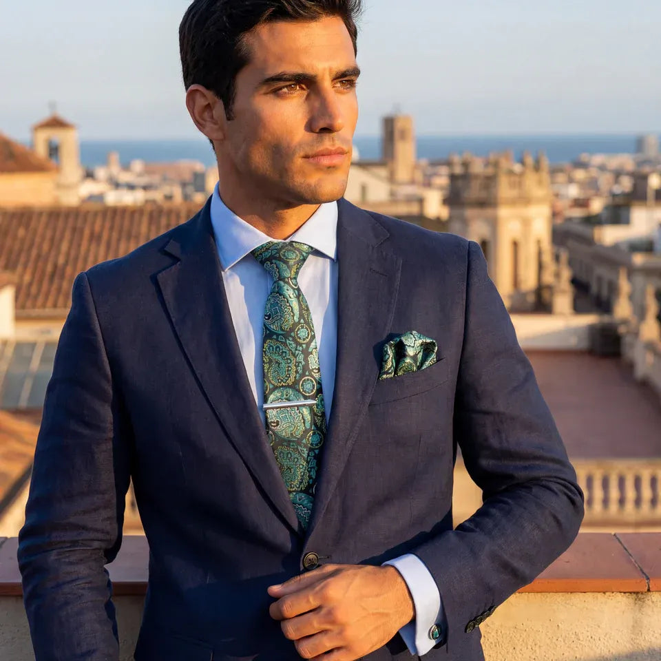 Courchevel · conjunto de corbata con estampado paisley verde, pañuelo, gemelos y pasador