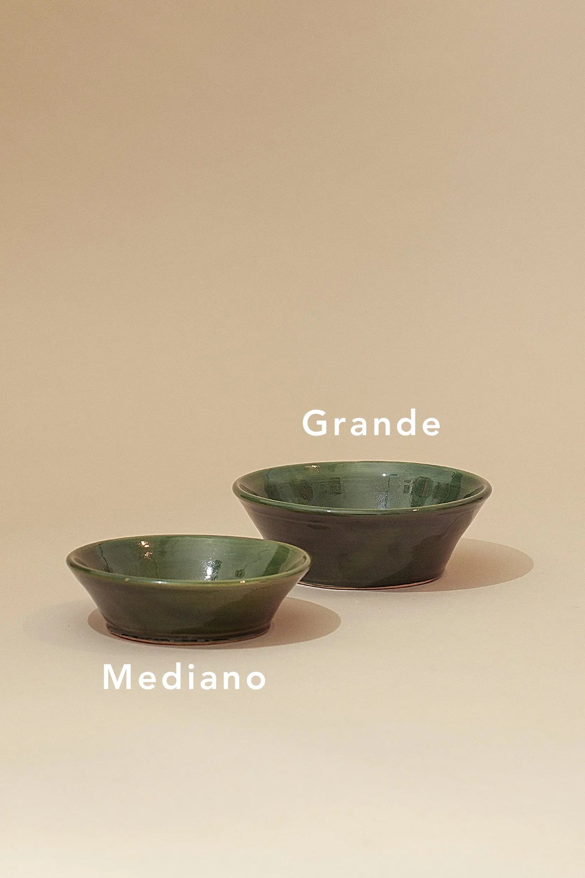 Dos cuencos de cerámica artesanal en color verde oscuro con acabado brillante, uno grande y otro mediano.