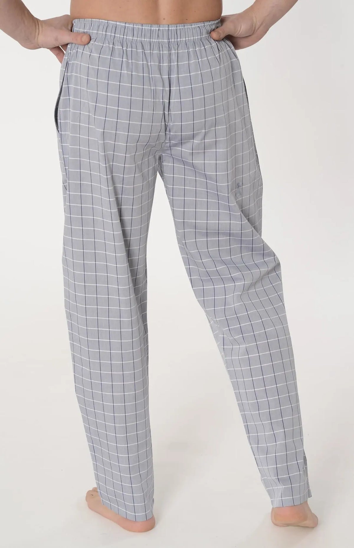 Pantalón largo de pijama para hombre en algodón popelín gris con estampado de cuadros, corte recto y cintura elástica.