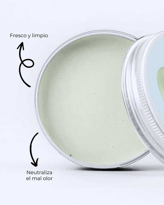 Desodorante en crema Banbu Eco So Fresh en tarro metálico con textura suave color verde pálido sobre fondo blanco.