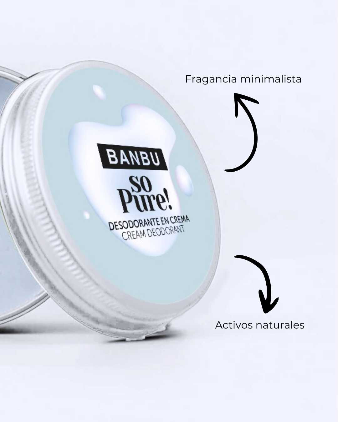 Desodorante en crema Banbu So Pure en lata metálica, sobre fondo azul claro con flechas y texto explicativo.
