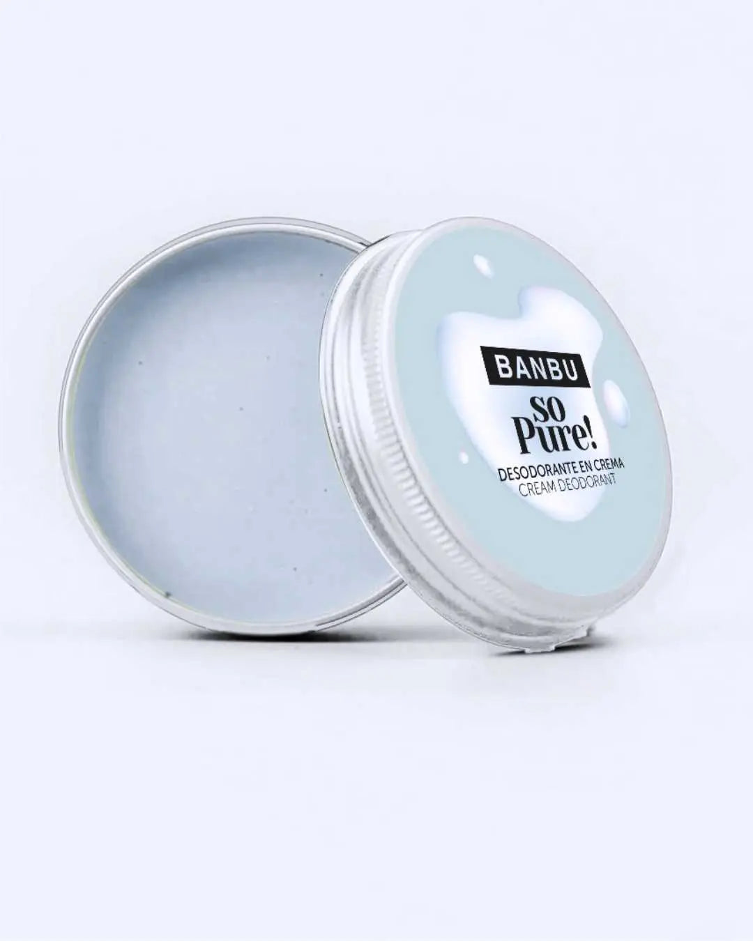 Desodorante en crema Banbu So Pure en lata metálica, con textura suave y envase azul claro sobre fondo blanco.
