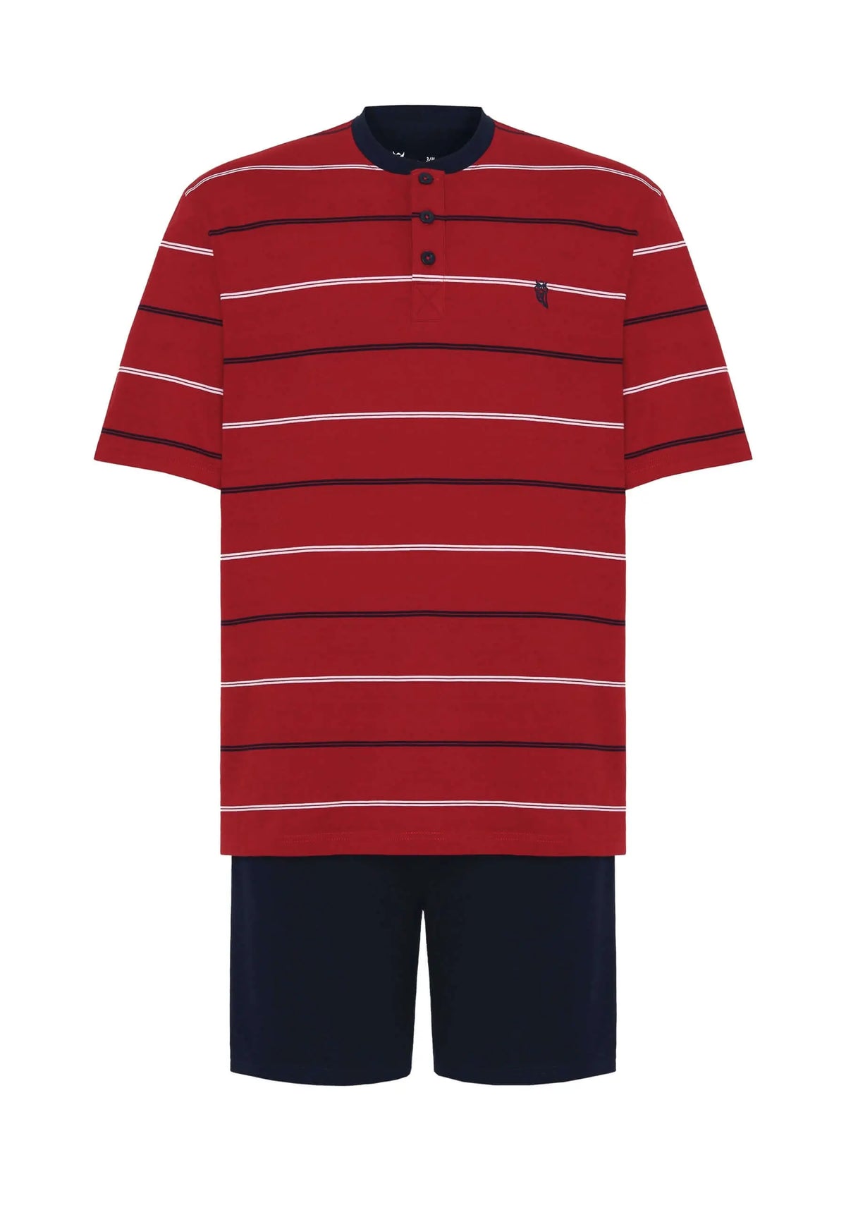 Pijama corto de hombre rojo a rayas con cuello panadero, tapeta de tres botones azul marino y pantalón corto a juego.