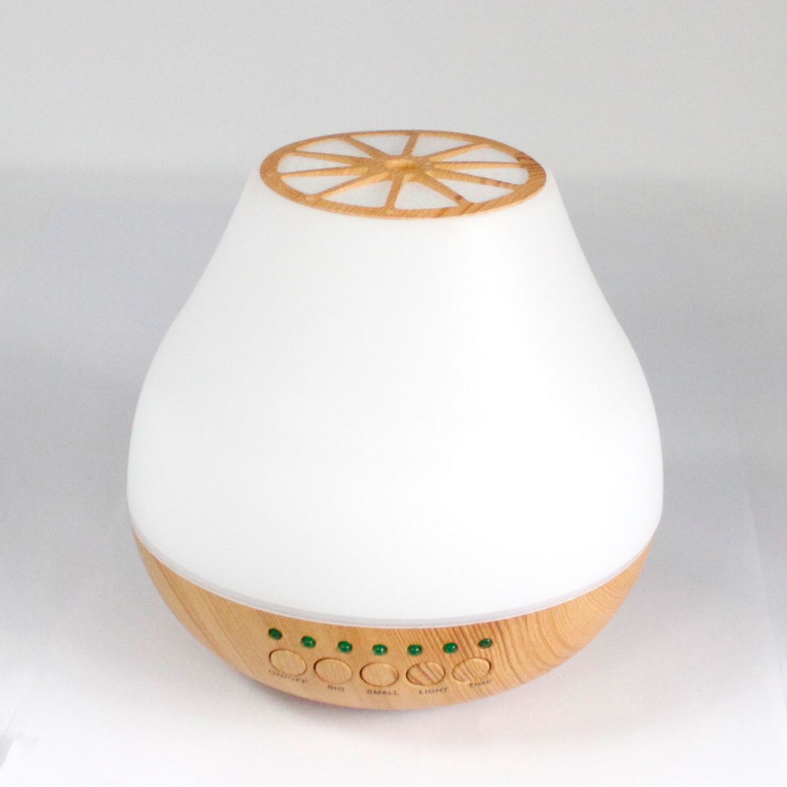 Difusor de aroma Viennese: forma cónica, base de madera clara, parte superior blanca y controles integrados.
