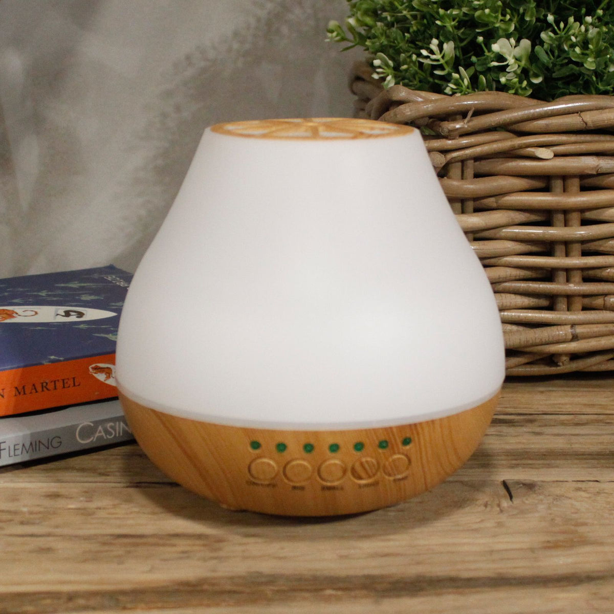 Difusor de aroma Viennese de Ancient Wisdom: base madera, cúpula blanca, altavoz Bluetooth y luz LED cambiante.
