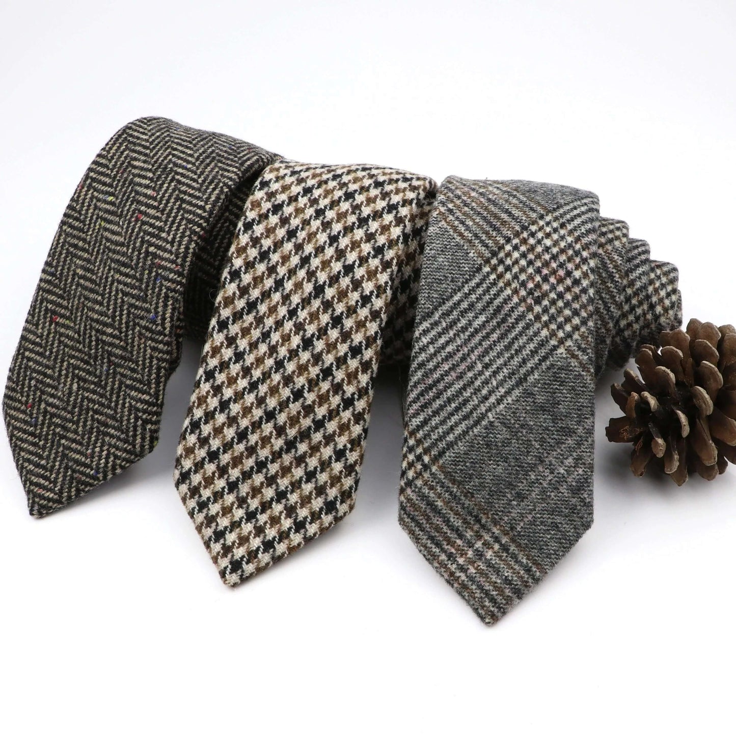 Corbata de lana negra en tonos variados, con textura de espiga, ideal para eventos formales.