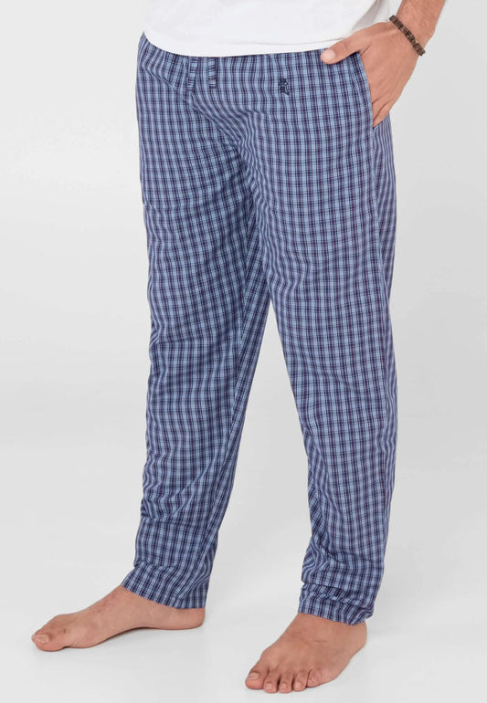 Pantalón de pijama largo para hombre en tejido de popelín de algodón con estampado de cuadros en tonos azules y rojos.
